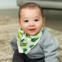 Retrouvez Tiny Twinkle Bavoir Bandana Cactus 3m+ aux meilleurs prix sur Bebemaman.ma . Livraison à domicile partout au Maroc.