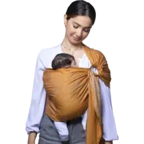 Écharpe De Portage Sling Camel : pratique, confortable et polyvalente. Fabriquée en coton lin sans nœud à faire. Disponible sur Bebemaman.ma