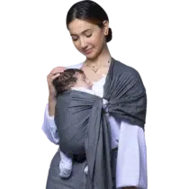 Écharpe De Portage Sling Gris : pratique, confortable et polyvalente. Fabriquée en coton lin sans nœud à faire. Disponible sur Bebemaman.ma