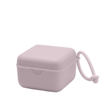Retrouvez Bibs Boite à sucettes - Dusky Lilac aux meilleurs prix sur Bebemaman.ma . Livraison à domicile partout au Maroc. Paiement à la livraison.